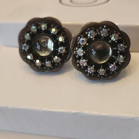 Vintage Clip On Earrings Aurora Borealis Crystal Surrounding Main Clear Stone - Picture 2 of 5